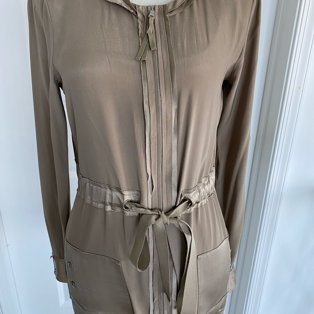Elie Tahari Size Small silk jacket in perfect condition❤️